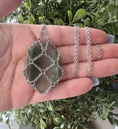 Wire Wrap Large Stones, Crystal Holder Necklace, Pouch Necklace, Wire Wrapped Stone Jewelry, Wire Wrap Jewelry Designs, Crystal Holder, Creation Art, Wrapped Crystal, Wire Jewelry Designs