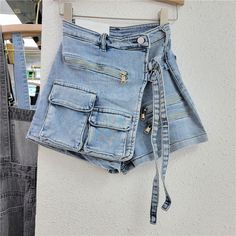 - cargo denim shorts - high waisted, shorts and skirt look Short Pollera, Workwear Shorts, Denim Skort, A Line Shorts, Denim Patterns, Jeans Rock, Dress Zipper, Denim Shorts Women, Short En Jean