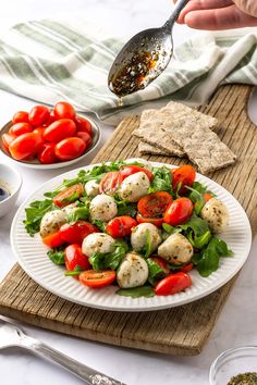 Arugula Caprese salad on a serving plate Salad Photography, Tomato Mozzarella Salad, Ensalada Caprese, Mozzarella Salad, Easy Mediterranean Diet Recipes, Health Dinner, Cheese Salad, Nyc Food, Juicy Tomatoes