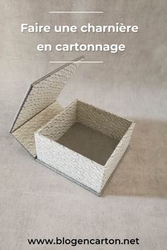 an open box sitting on top of a carpeted floor with the words faire une charmier en cartonnage