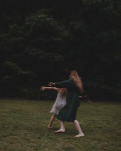 a love note to mom & daughter sessions 💌 Mother Daughter Reading Aesthetic, Mom And Older Daughter Aesthetic, Mom Playing With Kids Aesthetic, Mum Daughter Aesthetic, Motherhood Aesthetic Faceless, Mother Daughter Relationship Aesthetic, Loving Parents Aesthetic, Gentle Parenting Aesthetic, Vintage Mom Aesthetic