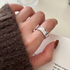 Deze zilverkleurige effen verstelbare ring met onregelmatige textuur is gemaakt van 925 sterling zilver en heeft een verstelbare band.  Met een verstelbare pasvorm is deze ring perfect voor iedereen die op zoek is naar een stijlvol en comfortabel accessoire dat er bij elke look geweldig uitziet.
 Productdetails

Materiaal: 925 Zilver
Kleur: Wit Verguld
Maat: US Maat #6.5 Verstelbaar
Gewicht: ongeveer 4,2 gram
Artikelnummer: AR23101843

 Trefwoorden van het product: Vervormde bandringen, Avant-ga Rings Unique, Blood Diamond, Rings Vintage, Vintage Band, Pita, Adjustable Rings, Vintage Rings, Lab Grown Diamonds, Band Rings