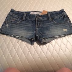 Nwt Junior Low Rise Distressed Jean Cut Off Shorts Jean Short Shorts, Cheap Y2k Denim Blue Jean Shorts, Low Waisted Shorts, Y2k Fitted Jean Shorts, Mini Short Jeans, Low Rise Denim Shorts, Y2k Low Rise Shorts, Shorts Low Rise, Y2k Denim Blue Jean Shorts