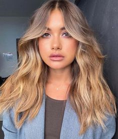 Super pretty beach waves and curtain bangs on a woman with a round face. If you have a round face, the perfect hairstyle is essential! Here are the absolute best hairstyles for round faces in the world right now! Bangs With Medium Hair, Haircuts For Wavy Hair, Curly Hair With Bangs, Brown Blonde Hair, Long Blonde, Long Wavy Hair, Haircuts For Long Hair