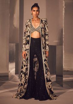 Gold Sharara, Ritika Mirchandani, Black And Gold Abstract, Sangeet Outfit, Look Boho Chic, Traditional Indian Outfits, Lakme Fashion Week, Party Wear Indian Dresses, Dress Indian Style