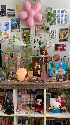 there are many books on the shelves in this room with balloons and other decorations around it