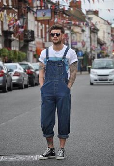 Man Overalls, 80s Overalls, Overalls Men Fashion, Short Hombre, 80s Mens Fashion, Rock Style Men, Mens Fashion Vintage, Overalls Fashion, Overalls Men