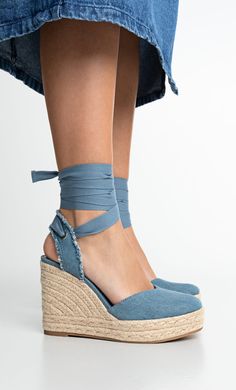 Todavía no podemos creer lo bonitas, favorecedoras y originales que son las nuevas alpargatas de cuña vaqueras que ha lanzado Stradivarius por solo 39 €. Prometen triunfar esta primavera. Demin Outfit, Stradivarius Shoes, Blue Espadrilles, Heeled Espadrilles, Denim Heels, Cinderella Shoes, Funky Shoes, Crochet Shoes, Denim Shoes