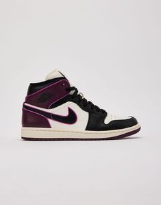 It's the silhouette you know and love, now in a casual, mid-cut form. This version of the Air Jordan 1 Mid features a textured leather upper for durable wear on and off the court. Leather upper Perforated toebox for breathability Swoosh overlays at sides "Wings" logo stamp at lateral ankle collar Traditional lacing sys Mid-top Jordan Shoes With Contrast Sole, High-top Jordan Shoes With Perforated Toe Box For Streetwear, Mid-top Jordan Shoes With Contrast Sole For Streetwear, Mid-top Jordan Shoes For Streetwear With Contrast Sole, Modern High-top Jordan Shoes With Cushioned Footbed, Mid-top Synthetic Jordan Shoes With Contrast Sole, High-top Synthetic Jordan Shoes With Perforated Toe Box, Urban Mid-top Leather Jordan Shoes, Air Jordan 1 Mid Se