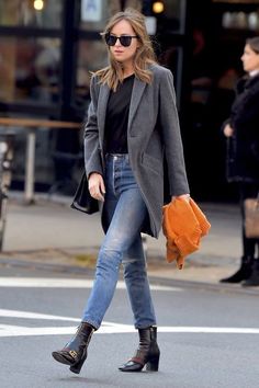 10 Simple Outfits Inspired by Dakota Johnson's Style - Emily Lightly Dakota Johnson Street Style, Dakota Johnson Style, Elegante Y Chic, Celebrity Style Inspiration, Dakota Fanning, Style Inspiration Winter, Mode Casual, Celebrity Street Style, Fashion Weeks