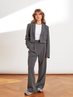 Favorite Pants Grey - Djerf Avenue | Djerf Avenue Tank Top Layered, Blouse Outfit Casual, Couture Invisible, Outfit Oversize, Djerf Avenue, Trouser Outfit, Quoi Porter, Blind Stitch, Grey Trousers