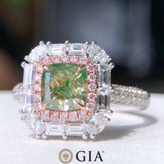 Bienvenue chez Odyssée Joaillerie, nous nous spécialisons dans le diamant, les bijoux moissanite et les bagues de fiançailles. Nous offrons un grand choix: blanc, ou jaune, ou rose, platine, 925 argent, notre bijou sont finement coupés et mis pour une qualité exceptionnelle! Symbole d'amour par excellence, le diamant est une belle preuve d'amour. Le joyau de vos rêves est le vôtre! Détails : Marque: Odyssée Joaillerie Métal : or blanc et rose 18k * Pierre centrale : Diamant 1,32ct Fancy Jaune ve Pink Halo Ring, 1ct Diamond Ring, Green Diamond Rings, Pink Halo, Green Cushions, Simple Engagement Rings, Natural Diamond Ring, Colorless Diamond, Green Diamond