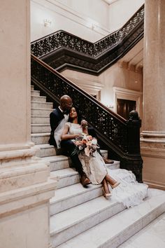 Couple sitting on staircase in Carnegie Museum of Art Carnegie Museum Of Art Wedding, Wedding Art Gallery, Chicago Elopement Photography, Art Gallery Engagement Photos, Carnegie Museum Wedding, Wedding Museum, Chicago Photoshoot, Museum Elopement