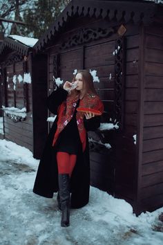 Русский платок, шуба и икра💔 Slavic girl. Образ 90-х Slavic Girl, 90s Costume, 1990's Fashion, 90s Nostalgia, Winter Aesthetic, Garter Stitch, Fur Coat, Texture, Outfit Inspo