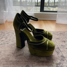 New - No Box - Never Worn Jeffrey Campbell 'Low Down' Platforms Green Velvet - Size 7 - Retails At $165 4 3/4" Heel 11/2" Platform Velvet Super Adorable And Ready For A New Owner. I'm Open To Offers As I'm A Pregnant And None Of My Shoes Fit! Green Platform Heels, Green Velvet Shoes, Emerald Green Heels, Interesting Shoes, Olive Green Shoes, Green Platform, Funky Shoes, Future Clothes, Green Heels