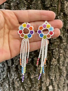 Beaded Daisy Earrings Huichol Flower Earrings Huichol - Etsy Beaded Daisy Earrings, Huichol Earrings, Beaded Daisy, Seed Bead Flowers, Jewelry Colorful, Daisy Jewelry, Beading Jewelery, Brick Stitch Earrings, Light Earrings