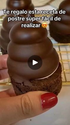 a person holding a chocolate cupcake in their hand with the caption'te regalo est receta de poste super facil de realizar