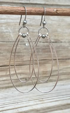 Hammered, elongated silver hoops with a bit of antiqued silver accent and ear… Jewelry Hoop Earrings, Handmade Silver Earrings, Hoop Jewelry, Silver Wire Earrings, Hammered Jewelry, Earrings Double, Hoop Earrings Silver, Handmade Jewelry Earrings