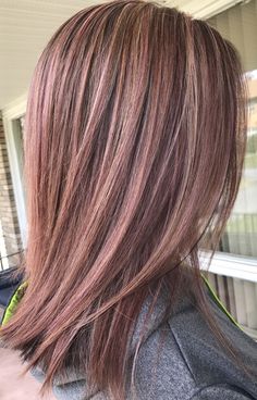 Rose Brown Balayage Short Hair, Pink Highlights In Brown Hair Straight, Peach Highlights Hair Dark Brown, Light Brown And Pink Hair, Light Pink Highlights In Brown Hair, Hair Color Ideas Winter, Pinkish Brown Hair, Highlights Brown Hair Short, Dusty Rose Hair