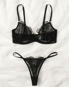 Sublimez votre silhouette avec notre ensemble de lingerie noire, orné de belles broderies de roses. Le design élégant ajoute une touche de charme féminin tandis que la couleur noire offre un effet amincissant. Parfait pour une soirée spéciale ou pour ajouter une touche d'allure à votre lingerie. Black Delicate Lace Evening Bra, Black Delicate Lace Bra For Evening, Fitted String Bra In Black, Elegant Black String Bra, Feminine Black Bra, Floral Lingerie, Lingerie Catalog, Rose Embroidery, Type S