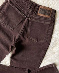 90's brown-wash BONGO jeans! Quality cotton denim in the prettiest chocolate brown wash. Classic high rise fit. Good condition with normal light wear. Tag size 5. ☻  25"-26" waist, 36"-37" hip, 11.5" rise, 30" inseam Brown Straight Leg Y2k Bottoms, Brown Y2k Straight Leg Bottoms, Brown Y2k Style Straight Leg Bottoms, Trendy Brown Jeans With Five Pockets, Retro Brown Cotton Jeans, Retro Brown Jeans For Fall, Retro Brown Fall Jeans, Brown Retro Fall Jeans, Vintage Brown Jeans With Pockets