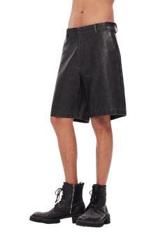 Vendor: TAGLIONI 2023SS Collection The leather shorts are made of matte PU leather with an old texture, loose and stylish, and the length of the cropped pants can be adapted to different collocations. Model : 170cm 55kg Wearing 30 175cm 65kg Wearing 32 Model: 180cm 75kg Wearing 36 Fabric: 45% PU, 55% Cotton Short Leather Bottoms With Belt Loops, Leather High-waisted Shorts With Belt Loops, High-waisted Leather Shorts With Belt Loops, Black Leather Bottoms With Built-in Shorts, Edgy Short Leather Bottoms, Casual Leather Shorts With Belt Loops, Leather Shorts With Belt Loops For Fall, Leather Shorts With Built-in Shorts, Fall Leather Shorts With Belt Loops