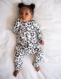 Seraphine's Easy Zip Organic Cotton Sleepsuits make night-time diaper changes easier and offer built-in growing room. Colorful animal print. Matching bib. Baby Sleep Suit Pattern, Zebra Onesie, Playful Cotton Onesie With Floral Print, Baby Pajamas Girl, Baby Aesthetic, Colorful Animal Print, Nappy Change, Fleece Baby Pajamas, Fits Aesthetic