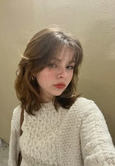 Medium Short Hair Thick Hair, Wispy Bangs With Short Layers, Short Layered Haircuts With Wispy Bangs, Haircuts That Fit Round Faces, Bangs Inspo Round Face, Hair Inspo Cut For Round Face, Short Hair Inspiration Layers, Haircut Ideas With Wispy Bangs, Short Hairstyle Wispy Bangs