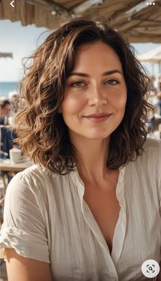 Medium Bob Curly Hair, Short Haircut For Frizzy Hair, Curly Hair Bob Cut, Short Frizzy Hairstyles, Layered Bob Curly, Low Maintenance Curly Haircut, Hairstyles For Frizzy Curly Hair, Short Haïr Cut For Chubby Face, Long Bob Curls