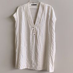 Cool And Breezy, This Roomy Tunic Is Perfect Paired With Leggings Or Jeans. Also Can Be Worn As A Swimsuit Coverup. Viscose/Acrylic/Linen Blend. Size M But Fits M Or L In My Opinion. Two Small Spots On Left Shoulder From Handling In-Store, Shown In Last Photo. Never Worn. Zara Beige V-neck Top, Beige V-neck Top By Zara, Zara Summer Blouse Relaxed Fit, Zara Linen V-neck Blouse, Zara Linen V-neck Top, Zara V-neck Linen Tops, Cream Linen Tops For Vacation, Cream Linen Blouse For Beach, Zara Summer Beach Blouse