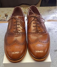 5 holes handmade Oxford shoes with brogue. Elegant shoes made in crust leather and hand buffered, calf leather lining, leather bottom and heel, leather insole, BLAKE+RAPID construction Brown Bridle Leather Oxfords With Brogue Detailing, Brown Italian Wingtip Dress Shoes, Wingtip Oxfords With Brogue Detailing In Bridle Leather, Wingtip Oxfords With Bridle Leather And Leather Sole, Wingtip Bridle Leather Oxfords With Brogue Detailing, Brown Italian Wingtip Leather Shoes, Bridle Leather Wingtip Oxfords With Brogue Detailing, Bridle Leather Cap Toe Brogue Shoes, Wingtip Oxfords With Rubber Sole In Bridle Leather