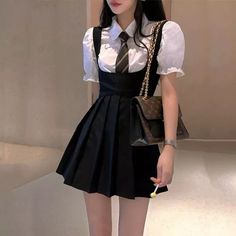 Korean Pleated Skirt Outfit, Preppy Mode, Dark Academia Outfit, Black Pleated Dress, Vintage Preppy, Formal Outfits, Suspender Skirt, Aesthetic Shirts, Pleated Mini Dress