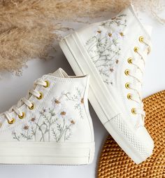 '' Custom Wedding Converse Platform, White Flower Embroidered Shoes Custom, Daisy Embroidery Bridal Converse Custom, Personalized Bridal Sneakers, Wedding Gift '' 🍀 Price includes Converse Shoes and Floral Embroidery Designs as shown 🍀 🍀 Shoe Type: Converse Platform 🍀 Shoe color: 22. White_gold chain 1. DETAILS 🍀 You can send me your Converse, Vans, canvas shoes or I can buy them for you. Custom-ordered embroidered Vans and Converse shoes, please wait another 2-4 days. Each pair is hand embroidered to order, please make sure you put in the correct shoe size before you check out. The embroidery is meticulous and does not fade. 🍀 You will receive Vans and Converse shoes with floral embroidery designs as above. 2. PERSONAL EXPRESSION 🍀 Create your unique vibe by your own design of embr Shoe Art Converse White, Converse Embroidery Floral, Bridal Converse Custom, Flower Custom Converse, Custom Bridal Converse, Bride Wedding Shoes Converse, Platform Converse Embroidered, Floral Converse Custom, Custom White Wedding Vans