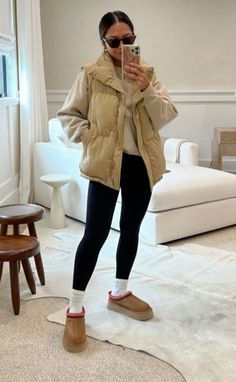 fall vest, fall clothes, fall outfit, autumn clothes Lazy Fall Outfits, Cozy Fall Outfits, Winter Fashion Outfits Casual, Uggs Outfit, Cold Outfits, Elegante Casual, Trendy Fall Outfits, Outfit Inspiration Fall, Cute Fall Outfits