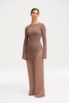 Elevate your wardrobe with the Inaya Ribbed Side Slit Top in Taupe. This knit top features an elegant knit ribbed texture, a side slit, and split cuff sleeves for an elevated take on an essential top. Perfect for any occasion, this top adds sophistication and understated luxury to any outfit. Model is 5'6 and is wearing size S. Museum Of Ice Cream Outfits, Modest But Stylish Outfits, Arab Women Style, Cute Sets Two Pieces, Modest Date Night Outfit, Fashion For Beginners, Modest Everyday Outfits, Cute Outfits For Work, Feminine Minimalist Style