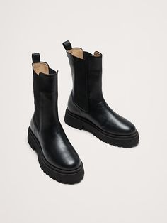 Black Chelsea Boots With Dress, Boots Winter 2024, Chelsea Boots Aesthetic, Chelsea Lug Boots, Womens Black Boots, Chelsea Leather Boots, Fall Board, Thanksgiving Travel, Lug Boots