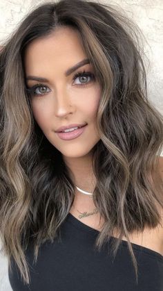 Brunette Hair With Highlights, Brown Hair Balayage, Hair Color And Cut, Hair Color Balayage, Hair Inspiration Color, Brown Hair Colors, Medium Length Hair Cuts, Brunette Hair, Hairstyles Haircuts