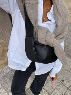 White T Shirt Work Outfit, Fall New Orleans Outfit Women, Minimal Style Aesthetic, Venice Italy Fall Outfits, Europe Capsule Wardrobe Fall, Older Mom Outfits, Minimalistic Outfit Women, White Shirt Black Pants Outfit Woman, Casual Europe Outfits