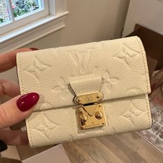 Brad New White Wallet Louis Vuitton White Bag, Luxury White Wallet, Wallets Aesthetic, Louis Vuitton White, White Louis Vuitton, White Wallet, Cute Wallets, Aesthetic White, Louis Vuitton Wallet