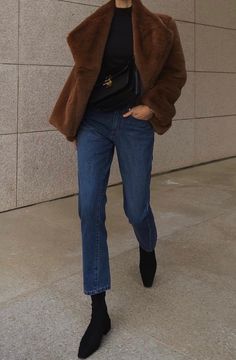 Boots And Denim Outfit, Short Ankle Boots Outfit, Short Fur Coat Outfit, Short Coat Outfit, Short Boots Outfit, Outfits Mit Leggings, Ankle Boots Outfit, Short Fur Coat, Minimal Stil