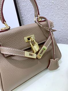 Size: 20cm*14cm*8cm It comes with Dust box, Care manual, Tag, and Paper bag. Kirkland Washington, New Handbags, Fashion Statement, Wellness Design, Paper Bag, Clutch Bag, Things To Come, The Incredibles, Tote Bag