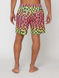 Poolshorts aus 100 % Mikrofaser-Polyester, 43,2 cm Außennaht
Pool-Shorts mit elastischem Bund und Nu-Wave-Aufdruck
Mit Nahttaschen vorne und aufgesetzter Gesäßtasche
Mit Logo verzierte Ösen, Kordelzug und Beinaufnäher
Vollständiges Mesh-Beinfutter
Das Model ist 6 Fuß groß, hat eine Taillenweite von 32 Zoll und trägt Größe M Summer Sports Bermuda Shorts With Built-in Shorts, Nylon Bottoms With Built-in Shorts For Beach Season, Summer Sports Bermuda Shorts, Above Knee Summer Beach Bottoms, Summer Beach Shorts Above Knee, Bermuda Bottoms With Built-in Shorts For Poolside, Orange Summer Swimming Shorts, Casual Pink Swimming Shorts, Orange Beachwear Shorts