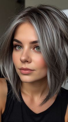 Apoiem a WPA, chave pix  carlinhacf515324@gmail.com Long Grey Bob Hairstyles, Brown Hair To Gray Hair Transition, Grey Bob Hairstyles, Grey Blonde Hair, Grey Hair Transformation, Silver Blonde Hair, Gorgeous Gray Hair, Grey Hair Inspiration, Ash Hair Color