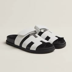 Brand New With Box Size Eu 35.5 100% Authentic Techno-Sandal In Calfskin With Anatomical Rubber Sole And Adjustable Strap. A Sleek Design For A Comfortable Casual Look. Chic Sandals, Stylish Sandals, Black White Pink, Comfortable Sandals, Beach Shoes, Casual Elegance, Keds, Santorini, Slide Sandals