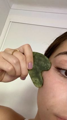 Green Gua Sha, Clean Girl Morning Routine, I Am Gorgeous, Glowup Aesthetic, Weekend Routine, Girl Morning Routine, Selfcare Skincare, Green Skincare, Pretty Skin Care