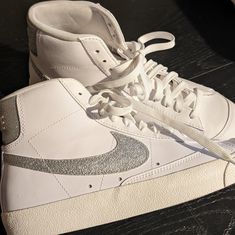 Nike Woman's Blazer Mid '77 White Metallic Silver Size 9 Amazing "New" Condition. Never Worn. Nike Blazer Mid 77 Outfit Woman, Mid Blazer 77, Nike Mid Blazer, Nike Blazer Mid 77 White, Blazers Nike, Mid Blazer, Nike Blazer Mid 77 Outfit, Nike Mid, Blazer 77