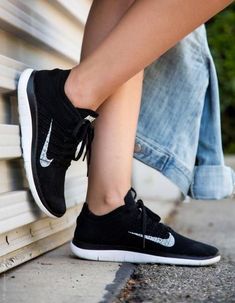 Nike Black And White, Outfit For Summer, Black And White Nikes, Casual Shoes Sneakers, Summer Sneakers, Nike Free Shoes, Nike Flyknit, Nike Shoes Outlet, Casual Sport Shoes