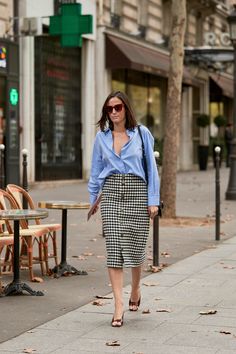 Style Over 50 Women, Style Over 50, Paris Street Style Spring, Blue Outfits, Street Style Spring, Fashion Week Spring 2020, Anna Dello Russo, Cool Summer Outfits, Ageless Style