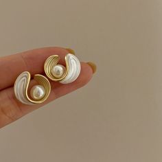 New design - Mother of pearl gold infinity swirl loop stud earrings. Unique 3D style, crafted with the finest quality mother of pearl shell, these earrings feature a beautiful 3D design that catches the light from every angle. The iridescent, pearlescent surface of the Mother of Pearl creates a captivating effect that will leave you feeling confident and radiant. These earrings make the perfect gift for a loved one or as a treat for yourself. They are versatile enough to wear to any occasion, fr Simple Elegant Jewelry, Korean Earrings, Mother Of Pearl Earrings, Retro Earring, Gold Pearl Earrings, Jewelry Lookbook, Stud Earrings For Women, Birthday Jewelry Gift, Shell Earrings