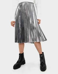 Metallic Midi Skirt, Look Rock, Swimwear Dress, Pleated Fabric, Wedding Guest Dress Summer, Big Fashion, Pleated Midi Skirt, Athletic Fashion, Workwear Dress